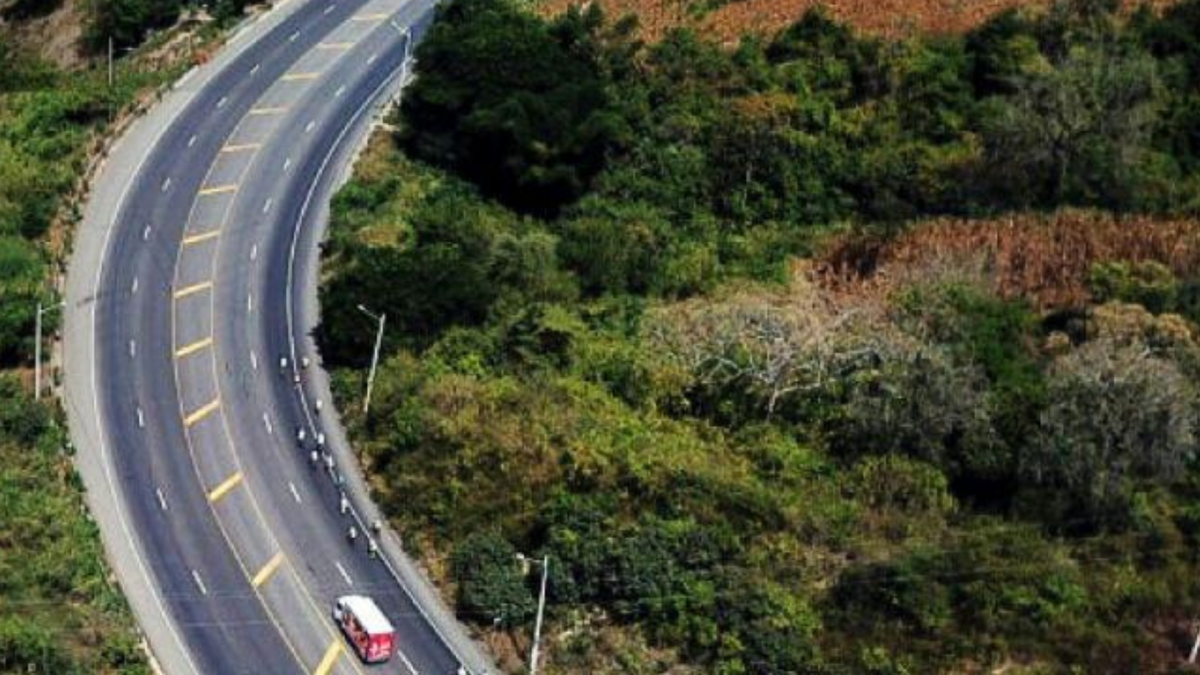 La vía Charapotó-San Clemente-Bahía de Caráquez requiere mantenimiento y limpieza de drenajes para reducir el riesgo de aislamiento durante una emergencia climática.