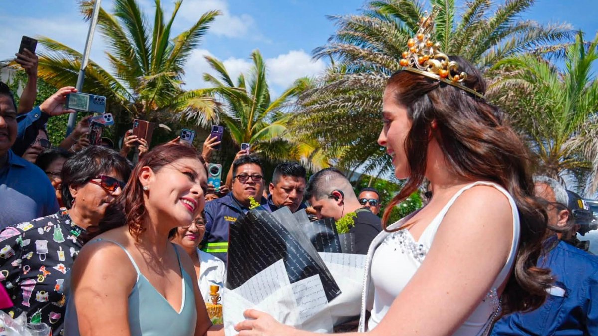 La actual Miss Universo, Fátrima Bosch, recibió flores a su llegada a la provincia de Santa Elena