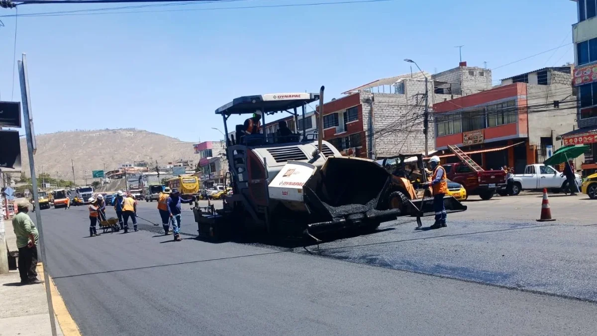 Referencial. La Panamericana Norte será intervenida desde este sábado para rehabilitar sus carriles centrales y mejorar la circulación vehicular entre Llano Grande y Carapungo.