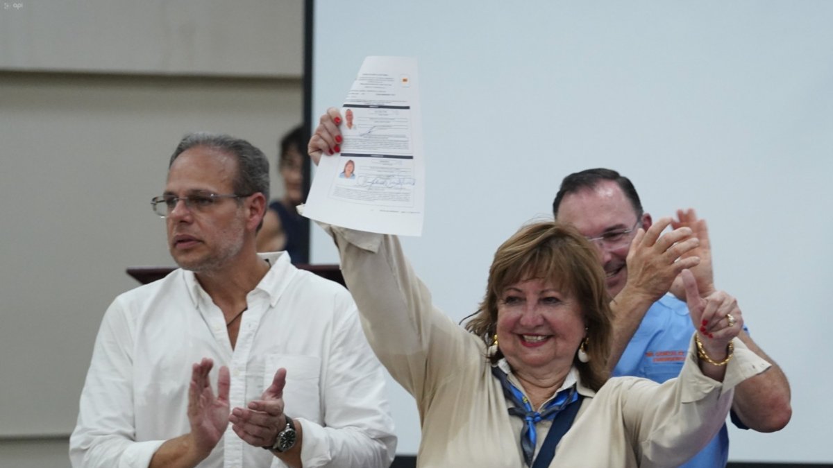 Andrés Roche (izquierda) y Luzmila Nicolalde acudieron este 15 de agosto de 2026 a la inscripción de sus candidaturas.