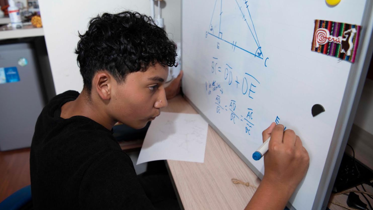 Juan Diego Espinosa, de 14 años, estudia en el ISM North, en Quito. Estuvo en Vietnam, en una competencia internacional de matemáticas, en agosto 2026.
