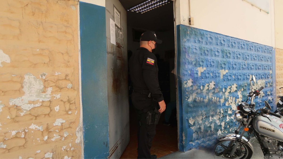 Exinterno denuncia golpes y aislamiento en CAI de Guayaquil durante 2025.