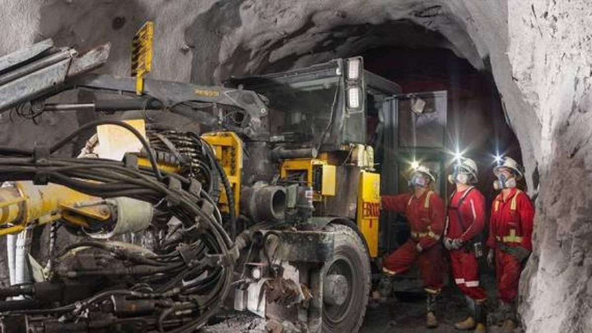 Las labores de perforación de una mina, de donde se saca el material para exportar.