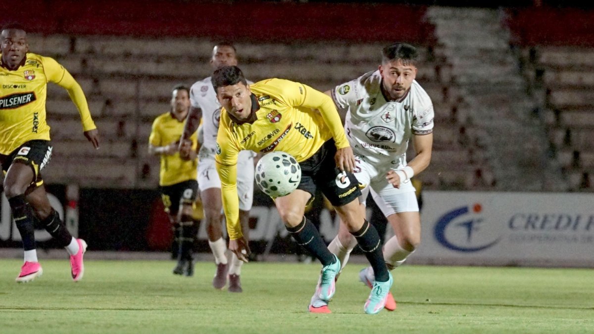Mushuc Runa y Barcelona SC juegan en el estadio La Cocha de Latacunga.