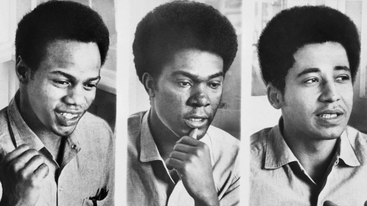 George Jackson (derecha), Fleeta Drumgo (centro) y John W. Cluchette (izquierda), conocidos como Hermanos de Soledad, cuyo caso expuso la violencia del sistema penitenciario estadounidense.