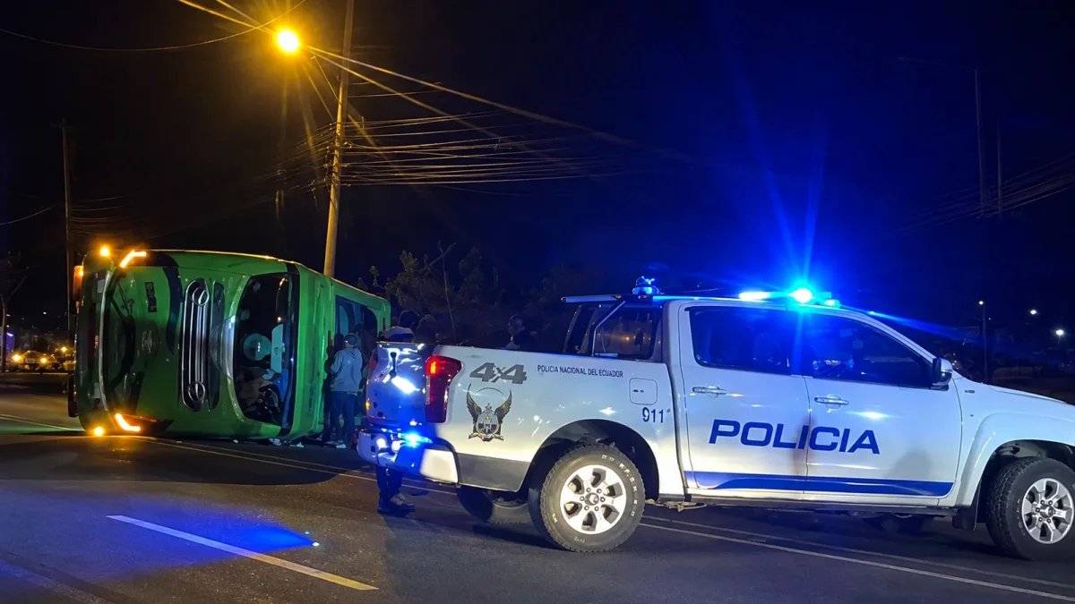 El accidente ocurrió en la Panamericana Sur, en Tambillo, donde un bus y dos vehículos particulares chocaron durante la madrugada.