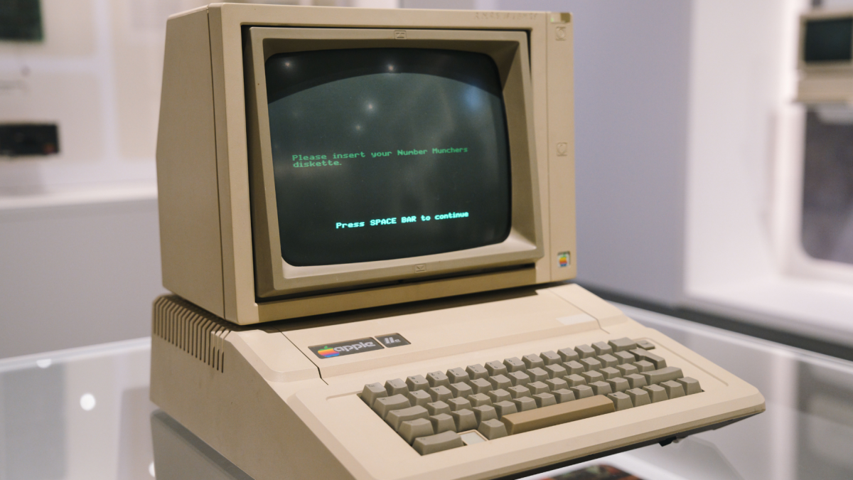 Las primeras computadoras personales acercaron el mundo digital a los hogares, aunque conectarse a Internet todavía requería comandos, módems telefónicos y grandes dosis de paciencia.