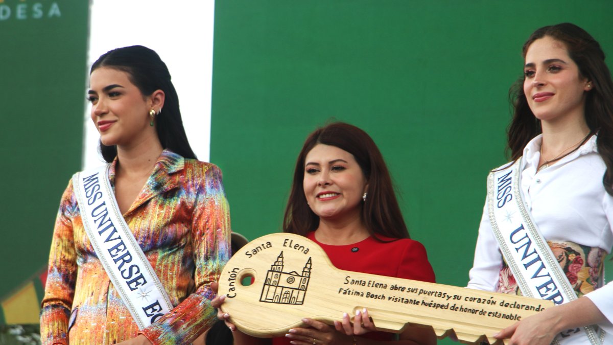 Dalia Bucaram y Fatima Bosch recibieron las llaves de la ciudad de Santa Elena en honor por su vista a los actos festivos del descubrimiento peninsular