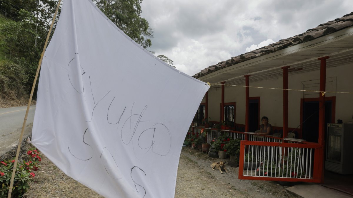 Fotografía que muestra este sábado una bandera blanca en la que se lee 'Ayuda, SOS' frente a una casa afectada por el terremoto de magnitud 7,4 del pasado lunes, en Ansermanuevo (Colombia).