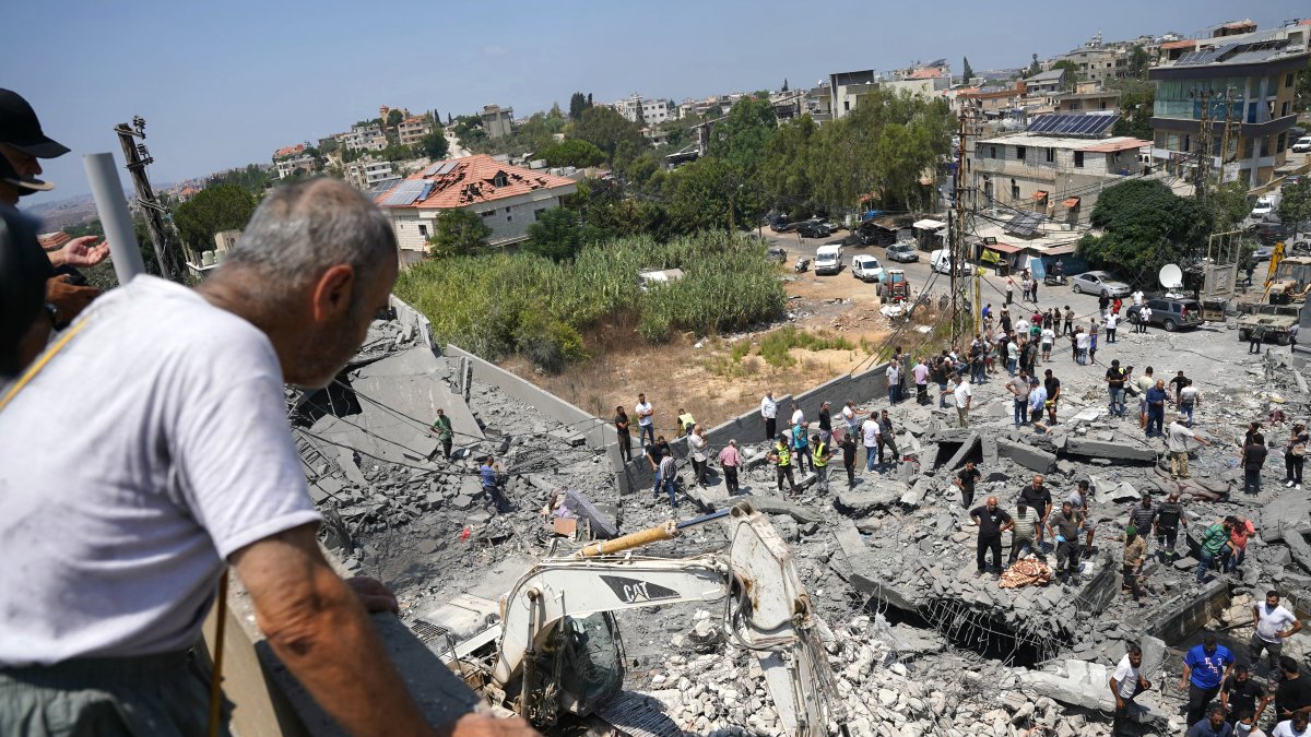Labores de rescate se intensifican en Líbano tras ataques de Israel.
