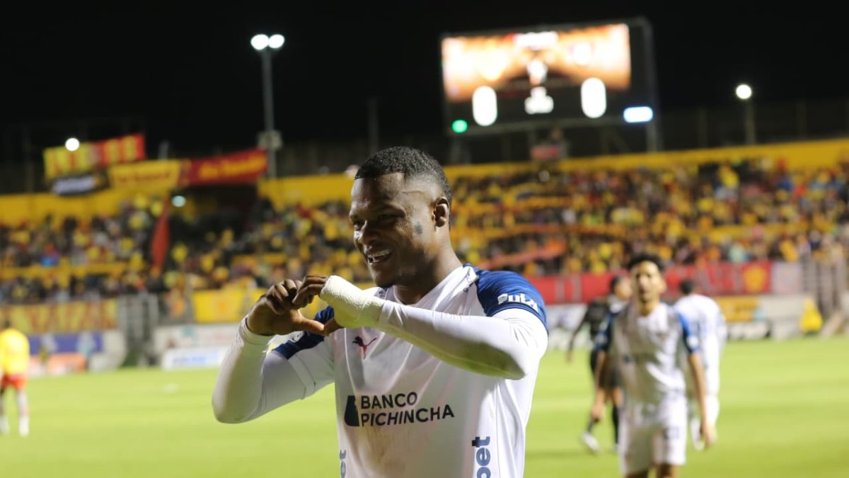 Yerslin Quiñónez hizo el gol de Liga de Quito ante Aucas.