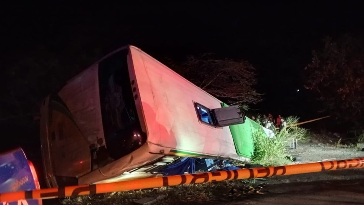 El bus se accidentó en el recinto Puerto Inca, la noche del domingo 16 de agosto.