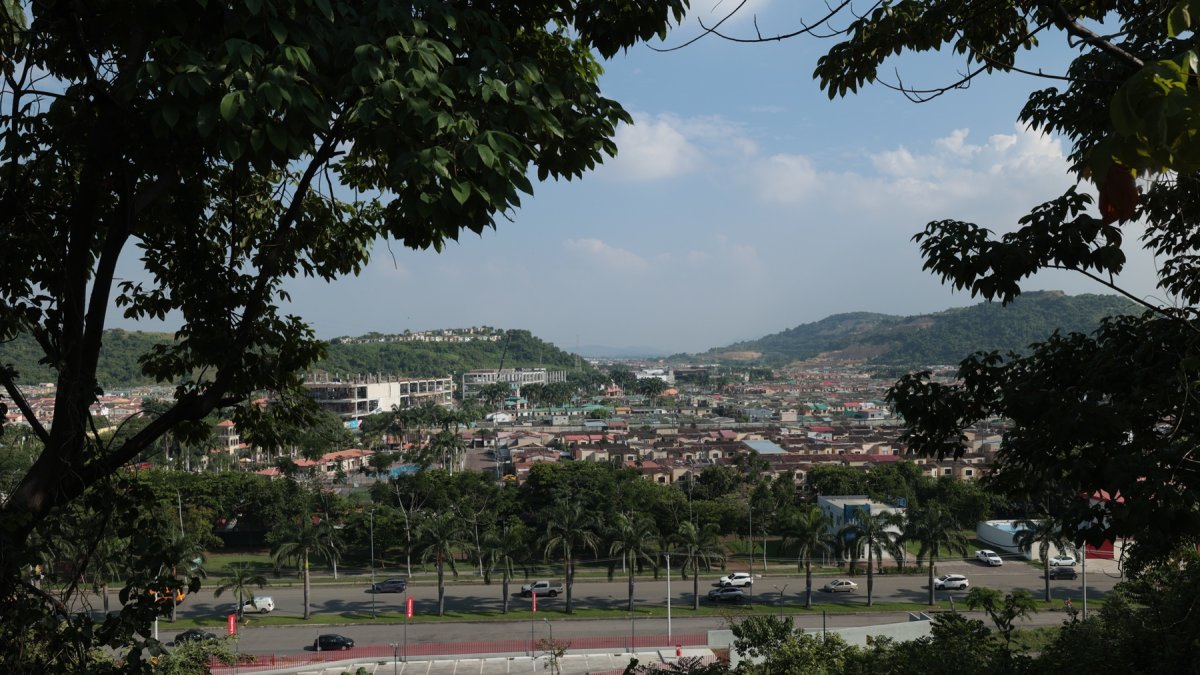 Vista panorámica de la avenida León Febres Cordero, en La Aurora.