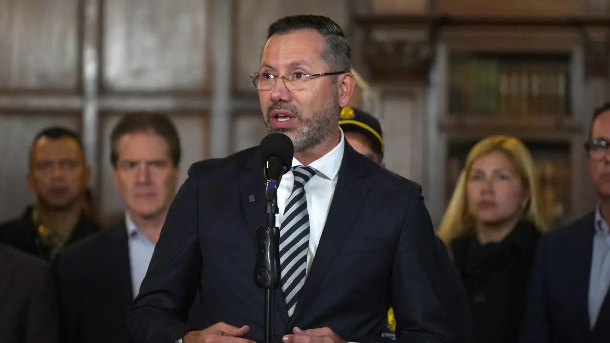 El ministro de Vivienda de Colombia, Jaime Andrés Beltrán Martínez, habla en una rueda de prensa en Bogotá (Colombia).
