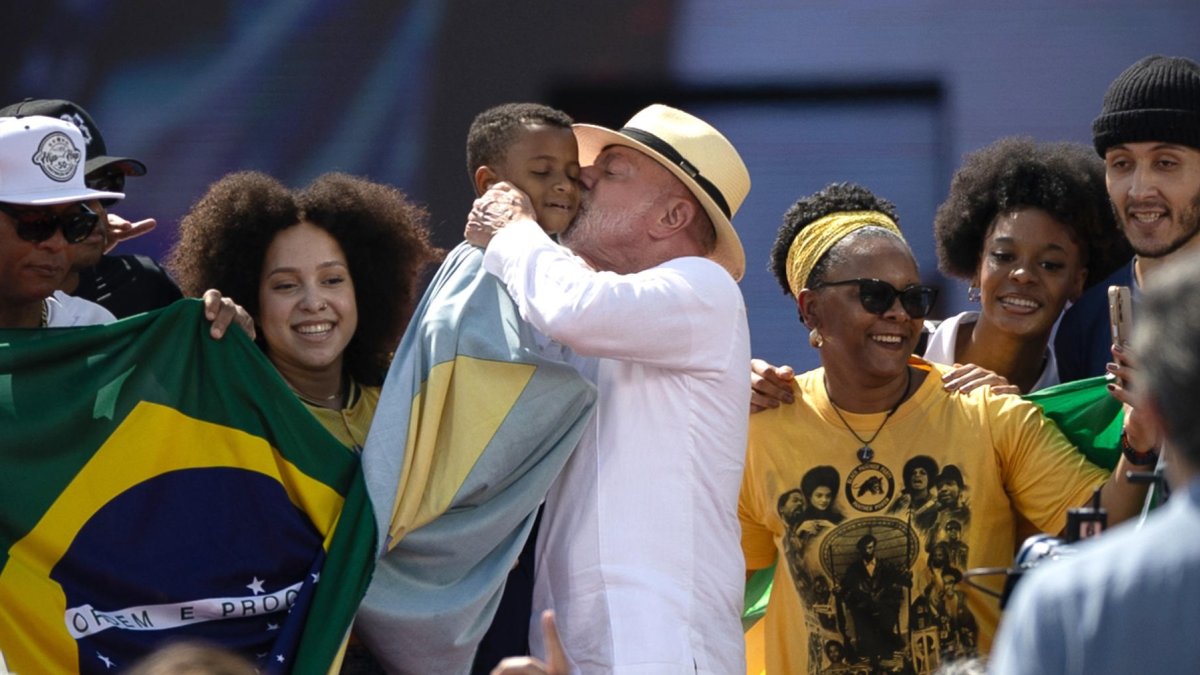 El presidente de Brasil, Luiz Inácio Lula da Silva, saluda a un niño durante el lanzamiento de campaña para su reelección.