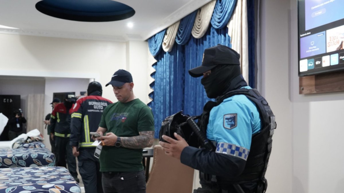 Macrooperativos de seguridad en Quito dejaron clausuras, decomisos y un menor auxiliado tras ser encontrado vulnerable dentro de un hostal.