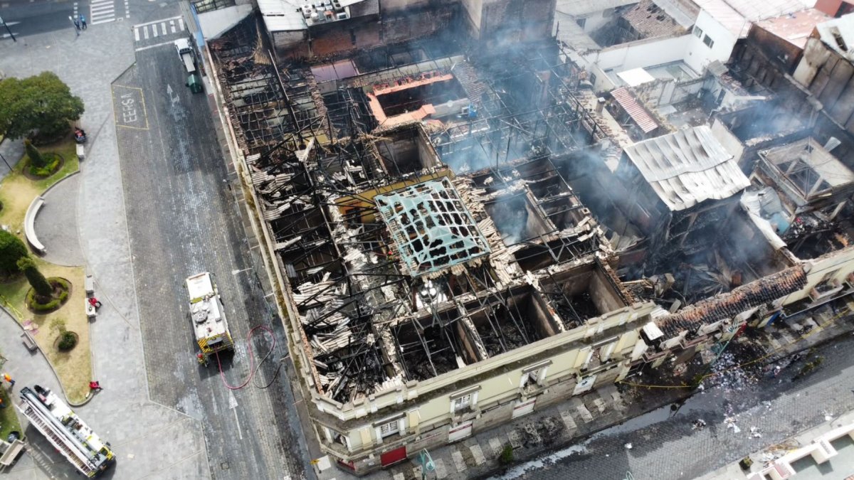 Incendio afectó cinco inmuebles en Riobamba; autoridades evalúan ayudas a damnificados.
