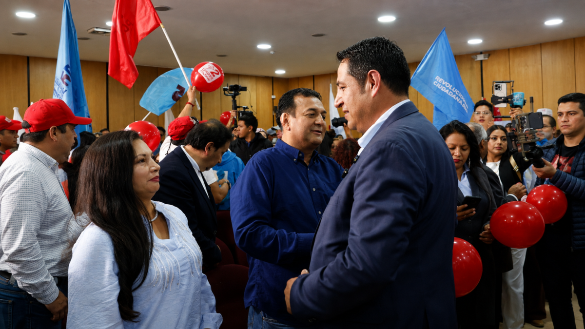Alexandro Tonello (derecha) en compañía de Geovanny Atarihuana de Unidad Popular.