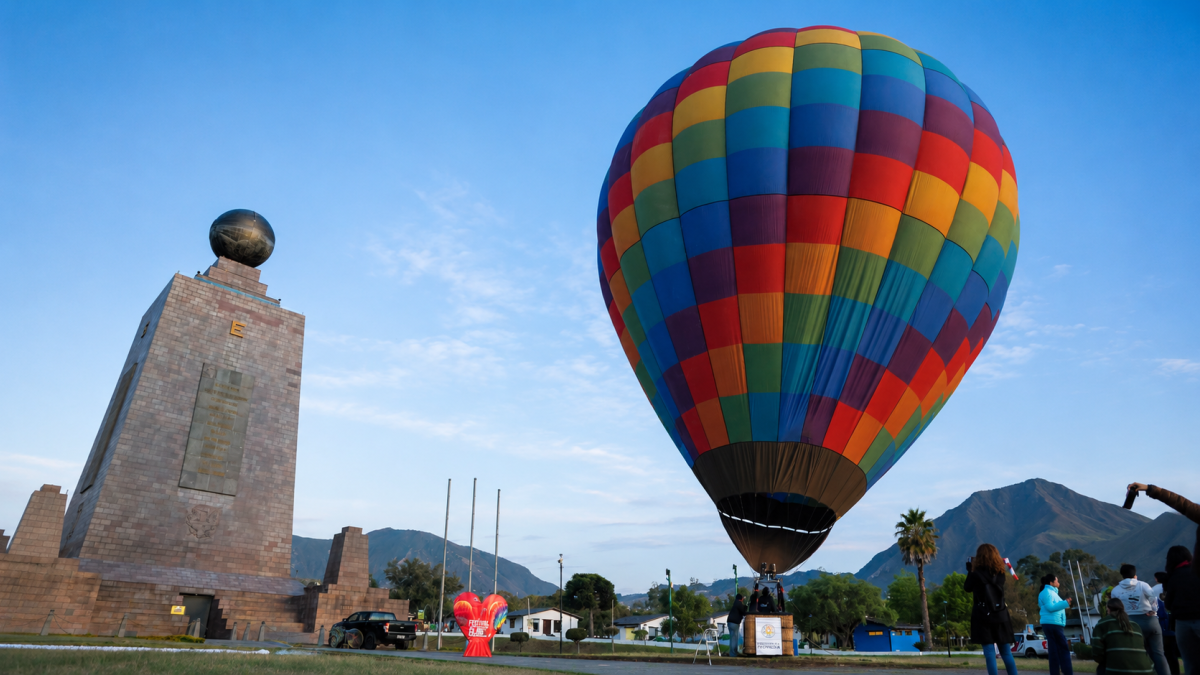 Los globos aerostáticos se elevan sobre la Mitad del Mundo durante el festival, ofreciendo a los visitantes una perspectiva diferente del paisaje.