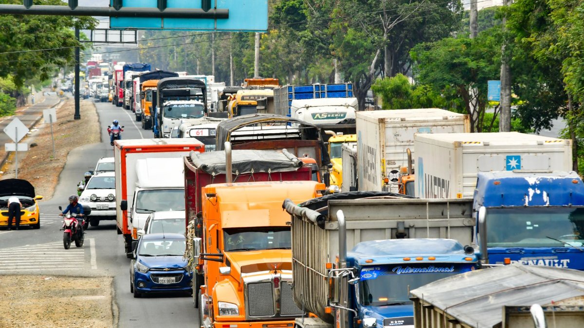 Desviar el transporte pesado hacia Posorja y Santa Elena aliviará la vía a la Costa. La vía Nobol-Progreso representa desarrollo para Ecuador.