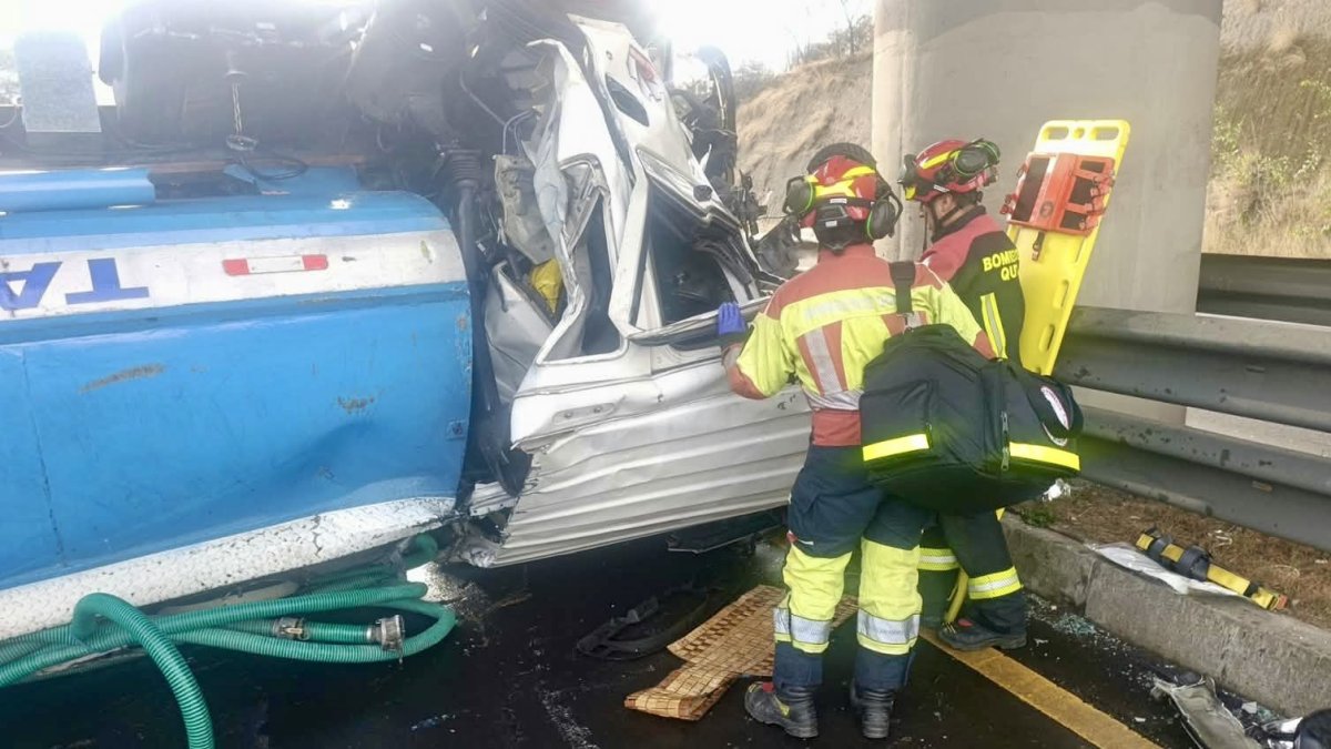Bomberos de Quito atendieron a tres personas tras un siniestro entre un tanquero y un vehículo liviano registrado en Ruta Viva e Intervalles este lunes.