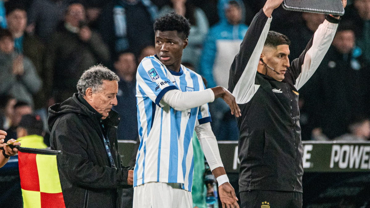 Alberto Campo durante su debut con Racing Club, al ingresar al minuto 60 ante Banfield por el Torneo Clausura argentino.