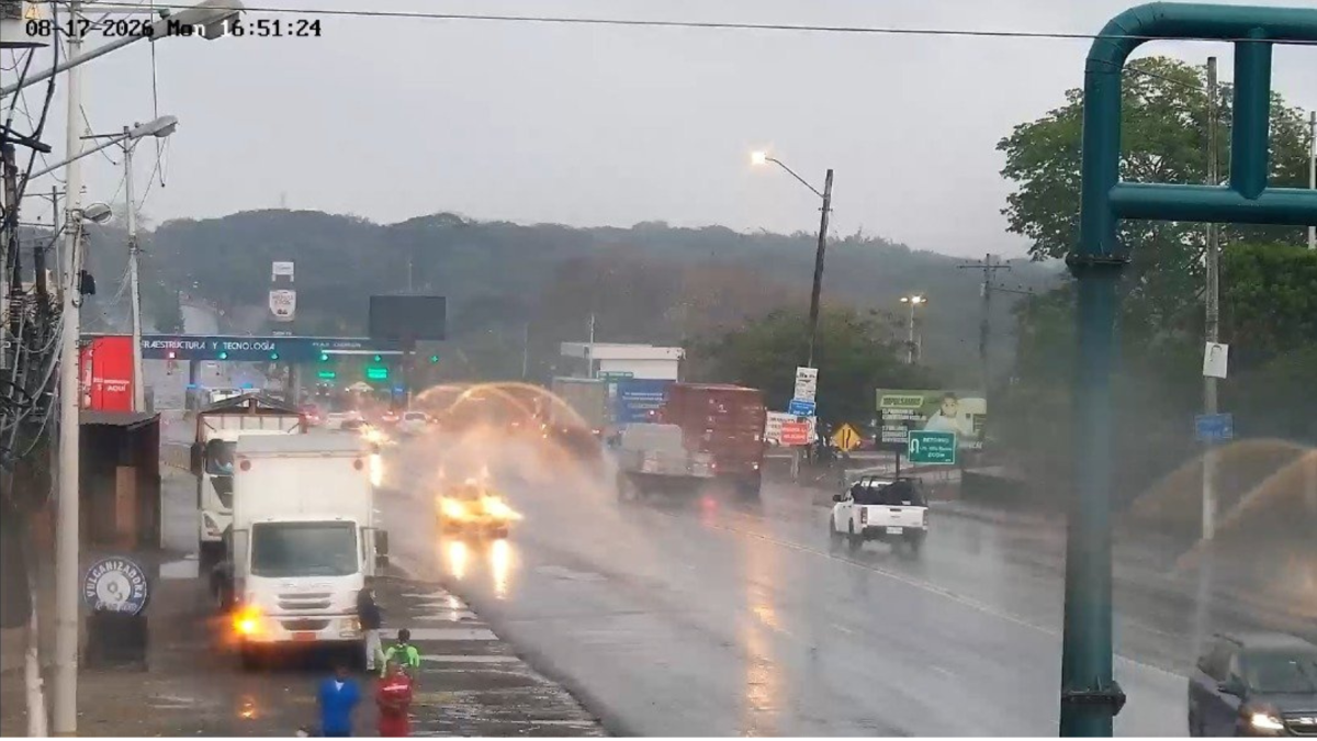 En vía a la costa y vía Perimetral fueron dos de los puntos donde se registró la lluvia en la tarde de este 17 de agosto.