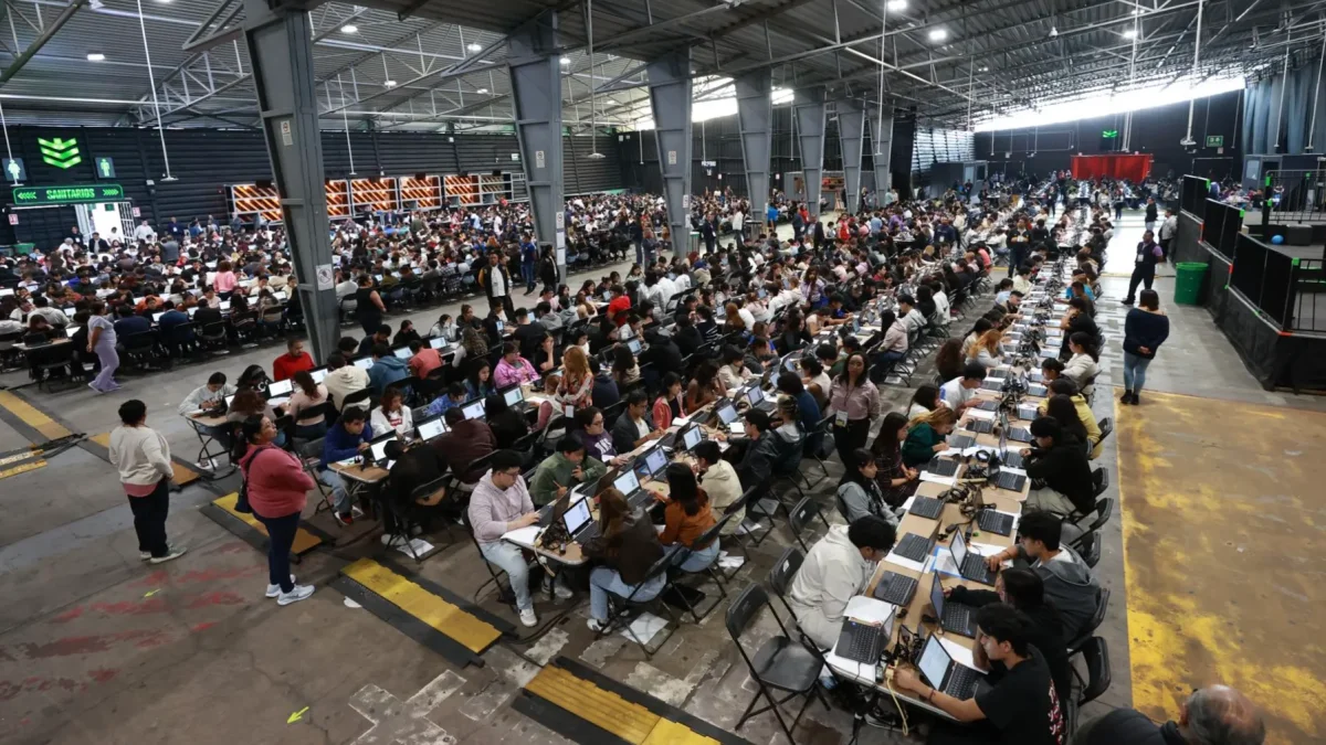 Aspirantes a nuevo ingreso a la Universidad Nacional Autónoma de México (UNAM), en el Palacio de los Deportes en Ciudad de México (México).