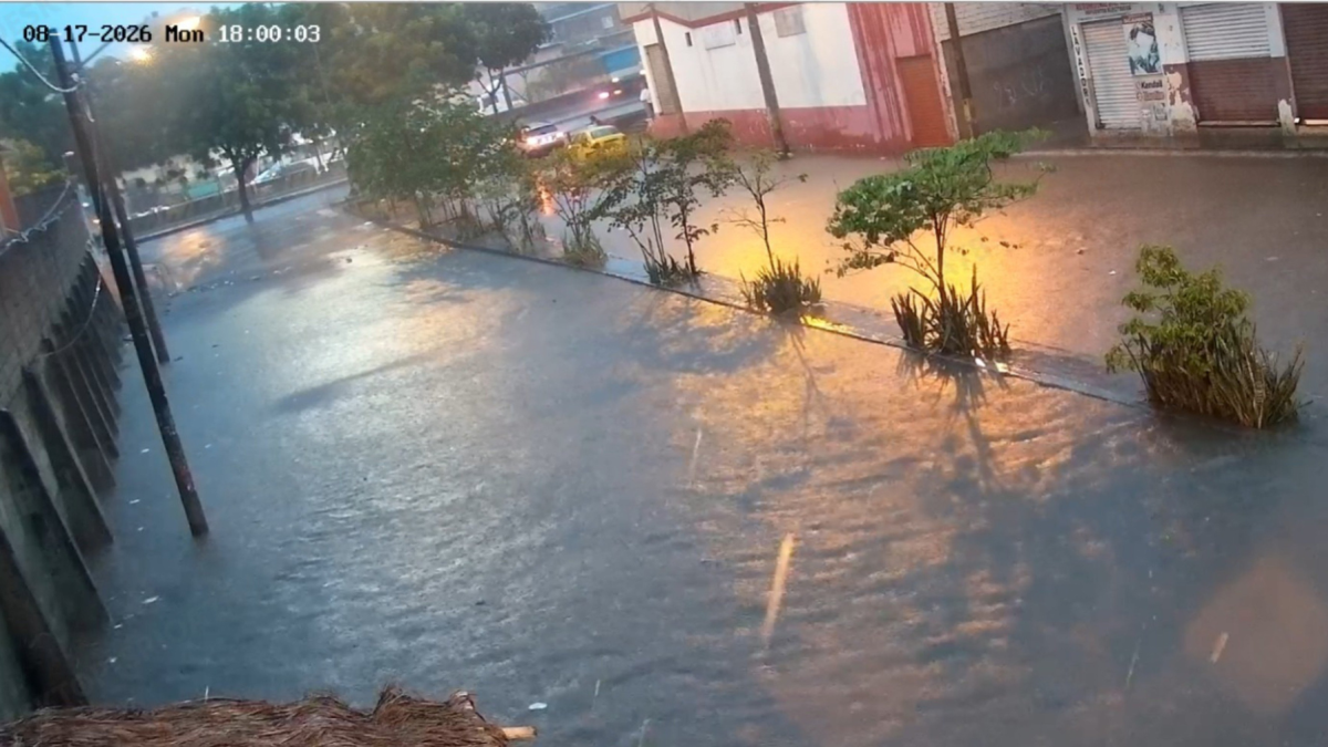 En sectores como Socio Vivienda, en el noroeste de Guayaquil, se acumuló el agua tras la lluvia de este 17 de agosto.