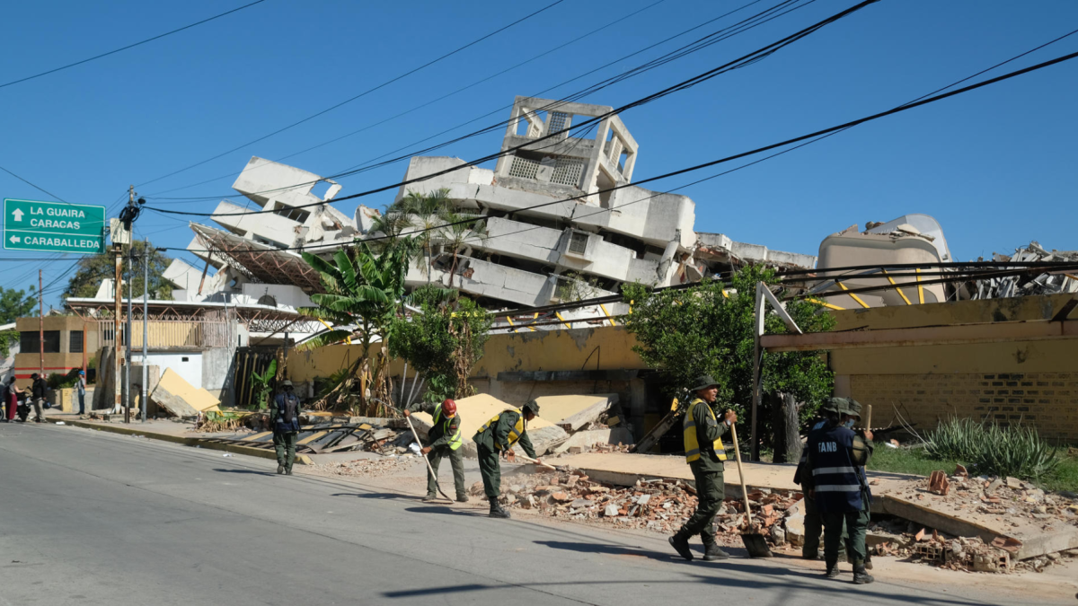 Edificio colapsado en La Guaira, Venezuela, tras dos sismos reportados en el Caribe.