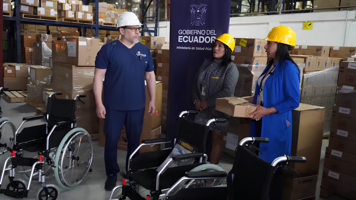 Entrega de insumos y equipos del Ministerio de Salud para personas con discapacidad en Quito.