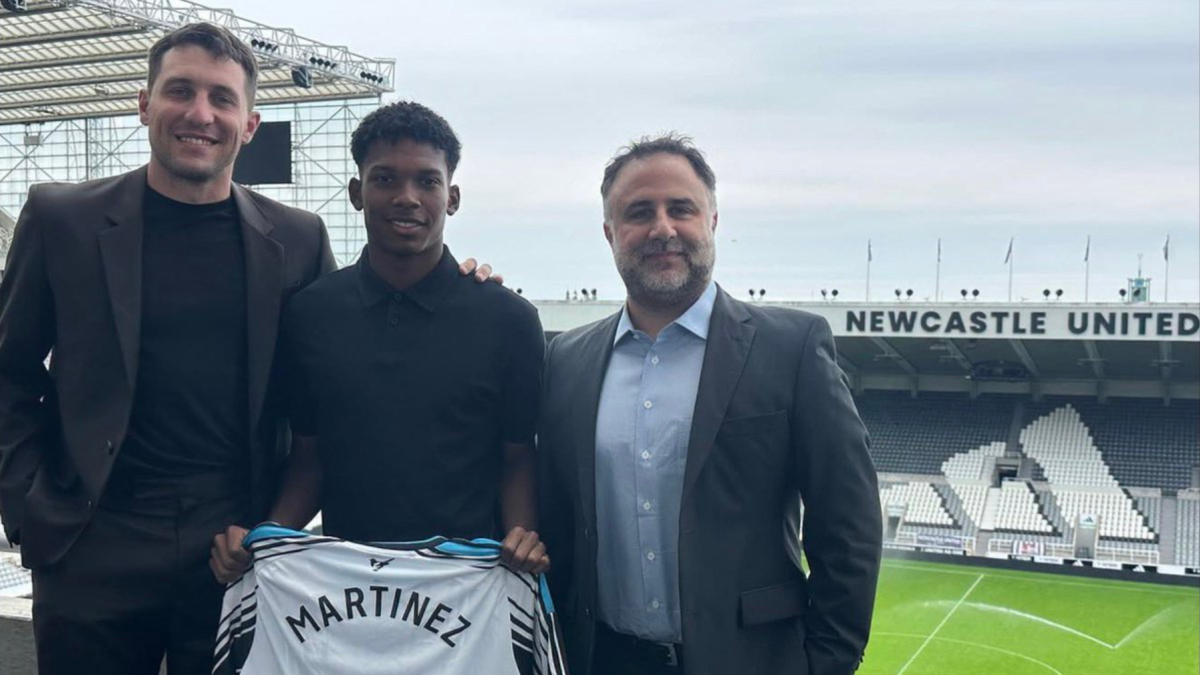 Johan Martínez (c) durante su visita oficial a las instalaciones del Newcastle United, junto a directivos de la institución.