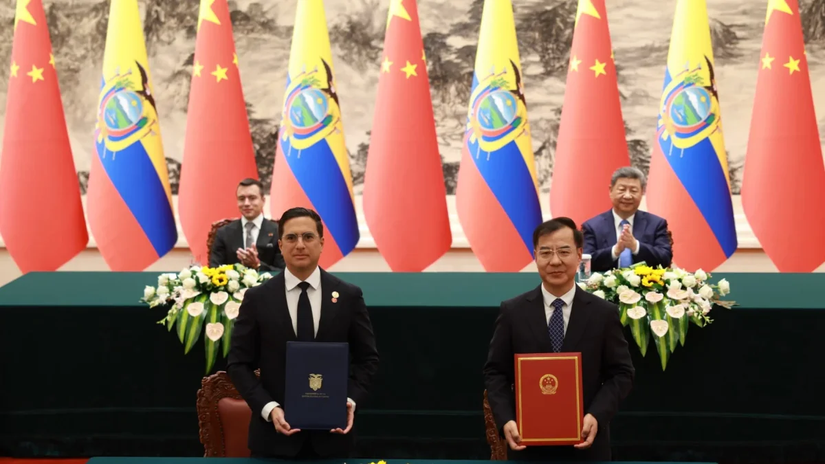 Autoridades de Ecuador y la República Popular China durante la firma de acuerdos que fortalecen la cooperación y trabajo conjunto.
