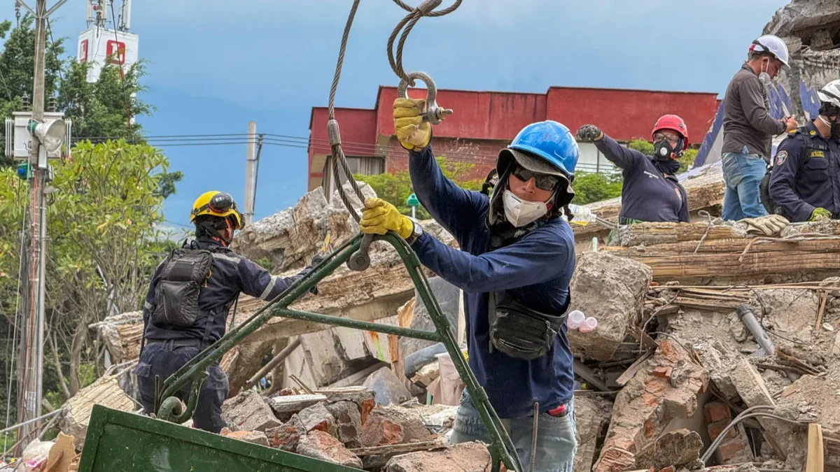 Rescatistas realizan labores de búsqueda en los escombros del edificio Torres del Limonar, destruido por el terremoto del pasado lunes, en Cali (Colombia).