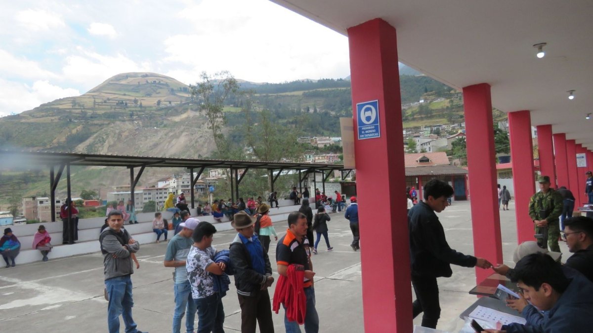 El electorado ecuatoriano, desengañado por sucesivos gobiernos que lo han defraudado, vota en contra de uno u otro grupo.