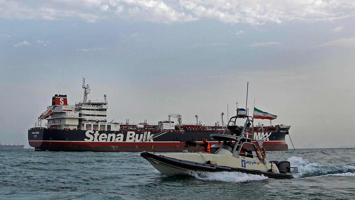 Barcos iraníes de la Guardia Revolucionaria interceptan buques extranjeros en el estrecho de Ormuz