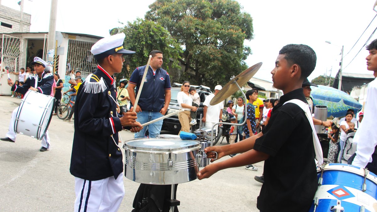 Las bandas musicales de los estudiantes de Santa Elena se lucieron en el desfile cultural.