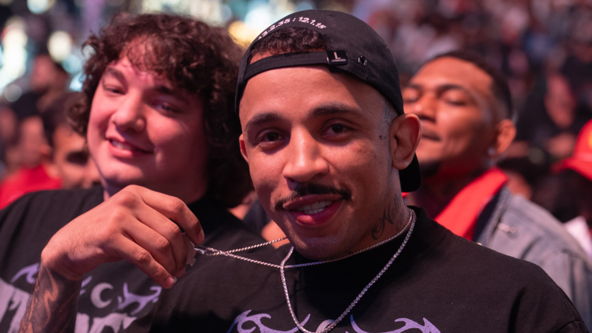 Carlos Prates durante UFC 330, con Michael Morales al fondo del escenario.