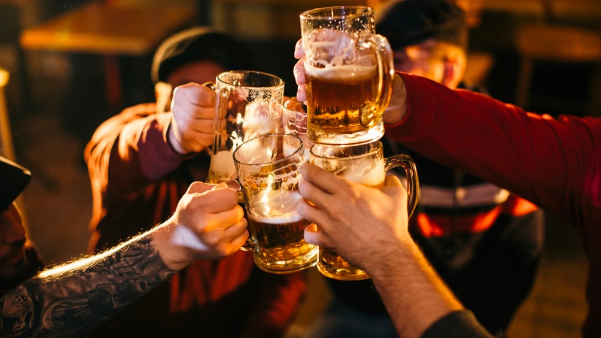 Amstel destaca su origen neerlandés y la tradición que ha acompañado a la marca desde su fundación en Ámsterdam, en 1870.