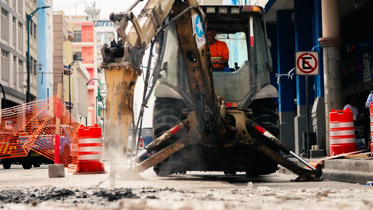 Los trabajos comenzaron el 17 de agosto y avanzan por tramos en Clemente Ballén, una de las vías de mayor movimiento del centro de Guayaquil.