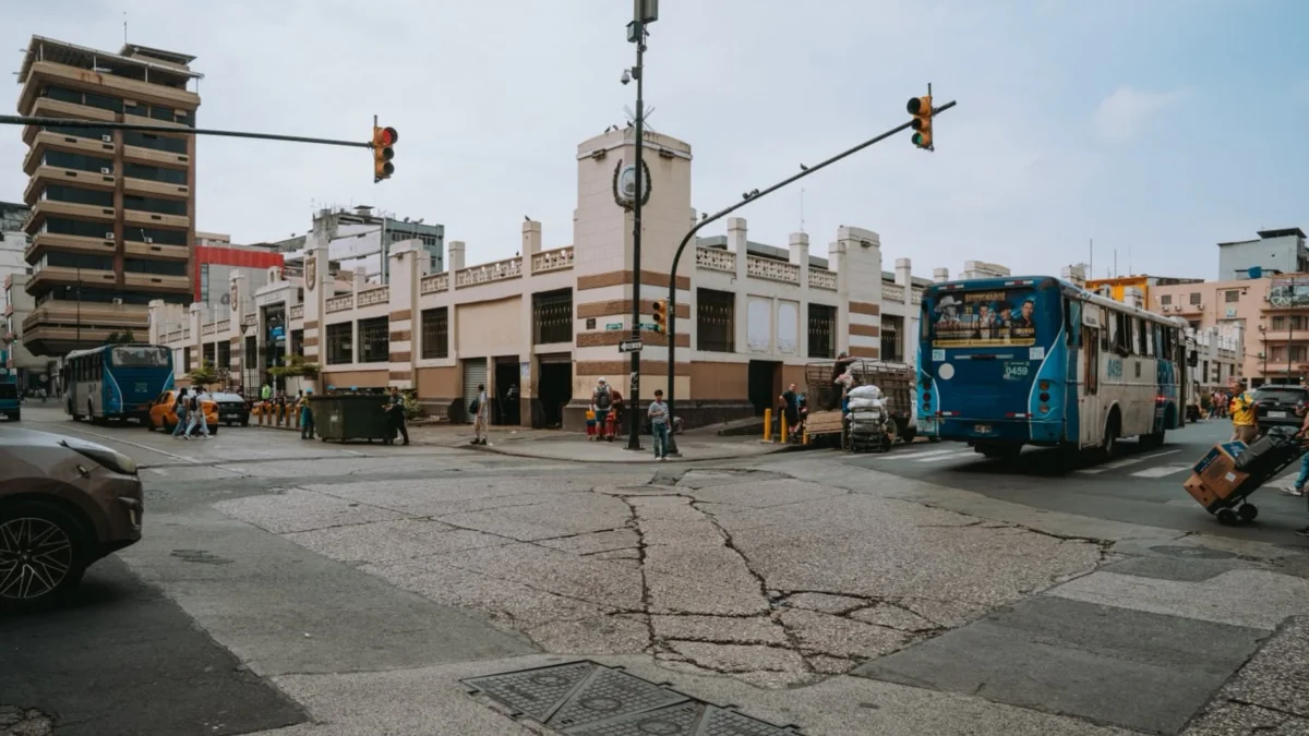 Guayaquil. El cierre de la calle Clemente Ballén afectará a varias líneas de buses.
