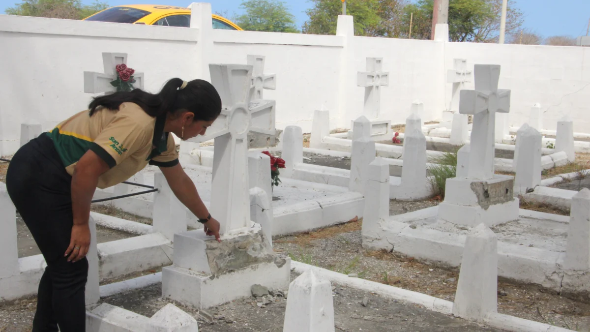 Varias tumbas del cementerio inglés de Ancón fueron destruidas durante el robo de placas de bronce.