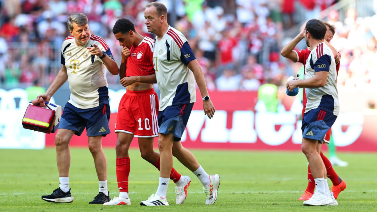 Jamal Musiala (c.), jugador del Bayern Munich, tras sufrir un desmayo en pleno partido.