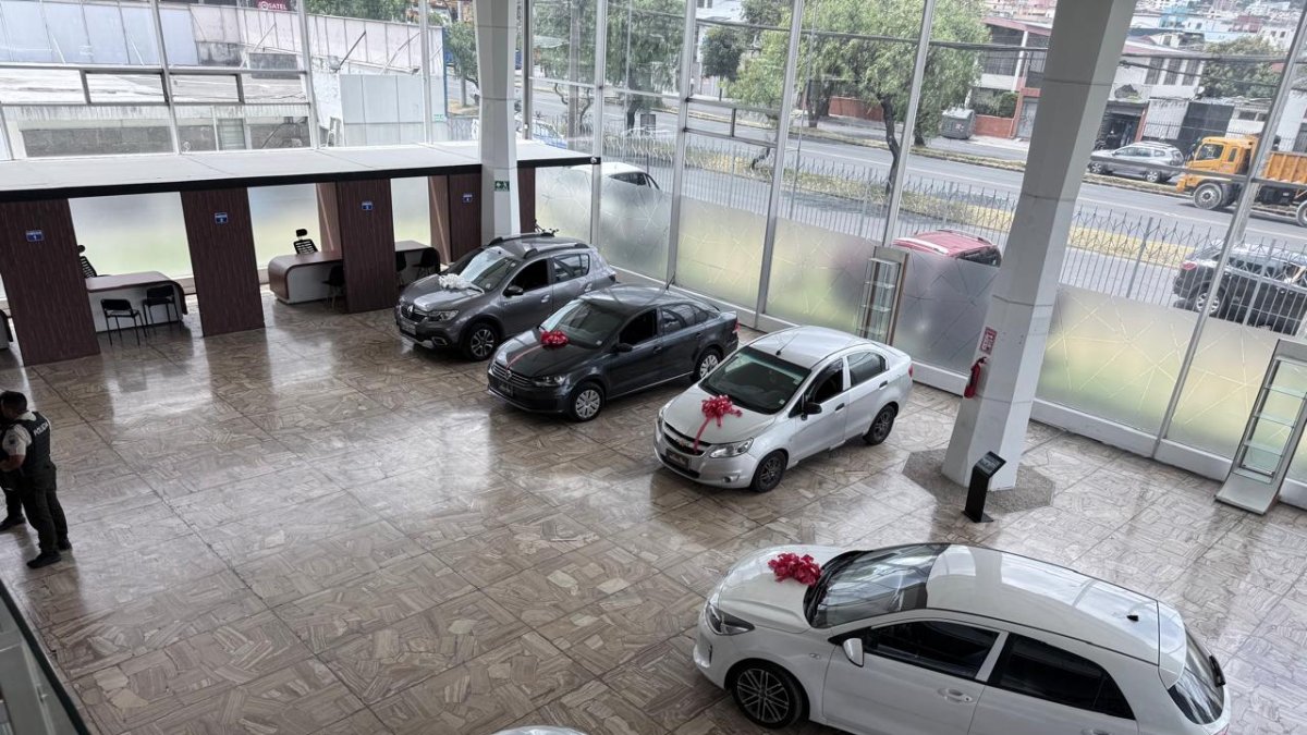 La concesionaria fue clausurada en la Kennedy, mientras clientes reclamaban la devolución de hasta $ 4.500 entregados por vehículos que nunca recibieron.