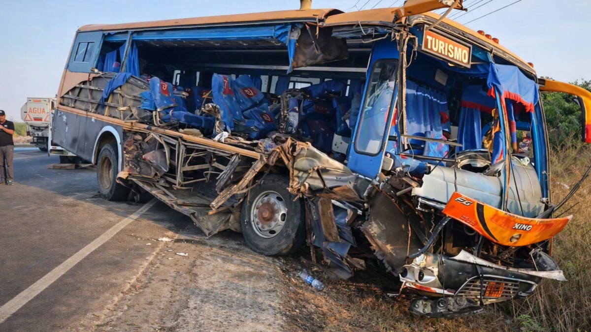 El accidente en la vía Santa Elena-Guayaquil dejó 20 personas heridas, que fueron trasladadas a hospitales de Santa Elena y Ancón.