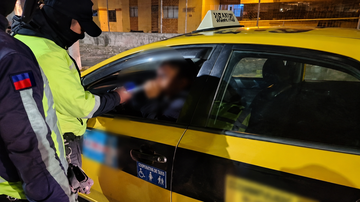 La AMT intensificó los controles en Quito para detectar a conductores que manejan bajo efectos del alcohol y prevenir siniestros de tránsito.