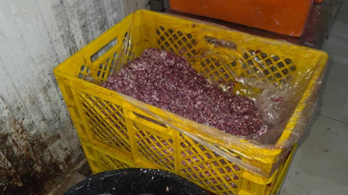 La inspección encontró residuos de sangre, carne y grasa en diferentes áreas del establecimiento.