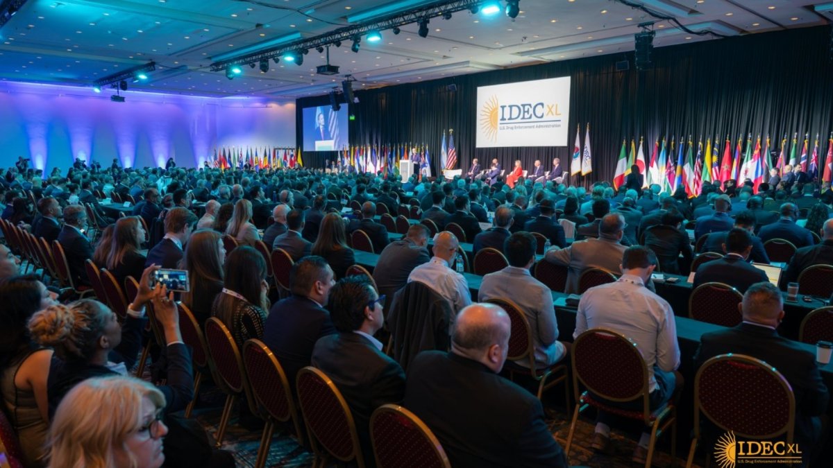 La 40ª edición de la conferencia IDEC, impulsada por la DEA, se celebra a puertas cerradas en un hotel de Buenos Aires.