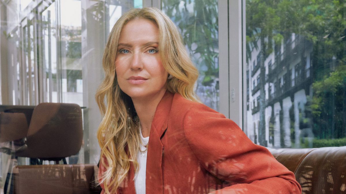 Stephany Hollihan fundó Sensi Studio, una marca con la que impulsó durante más de una década la moda sostenible y el trabajo artesanal ecuatoriano.
