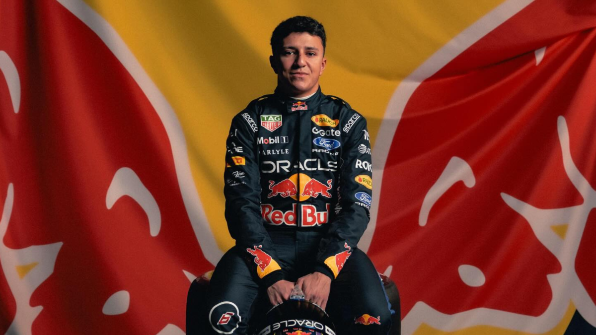 Isack Hadjar posa frente al logo de Red Bull Racing durante su etapa como piloto de la escudería.
